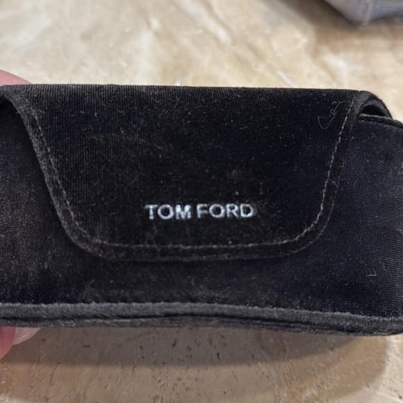 Tom Ford Black Oversized Madison Cat-Eye Sunglasses - Picture 4 of 6